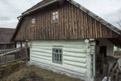 Kmeny na roubenku byly pokáceny v letech 1714 - 1715. (Roubená chalupa Strašín)