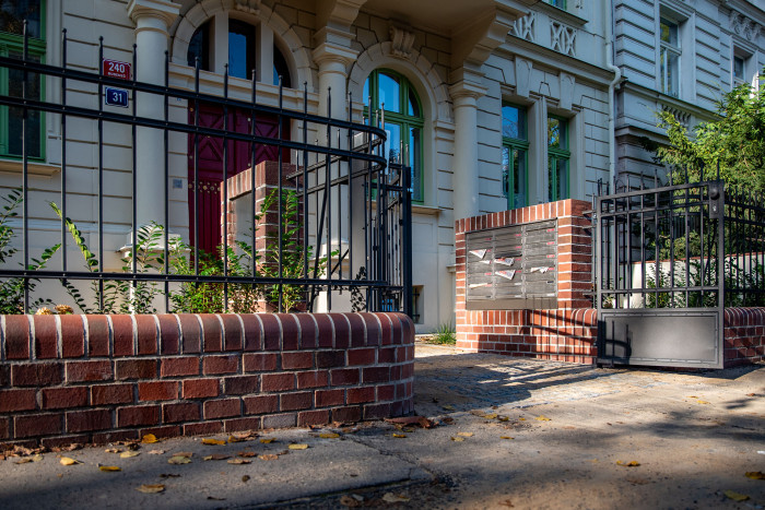 Cihelné zídky postavené z tradičních cihel z Cihelny Kadaň vytváří reprezentativní vstupní prostor, ladící s architekturou domu.