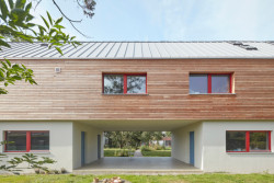 Novostavba je charakteristická především svojí jasnou dramaturgií objemů, symetrická hmota posazená na dvou identických kvádrech. (Rodinný dům v Řevnicích, 0,5 studio)