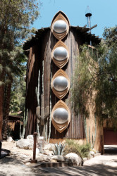 Od 30. 3 do 9. 7. 2023 je možné navštívit výstavu Mezi přírodou a člověkem ve Winternitzově vile, která si klade za cíl ukázat rozmanitosti organické architektury