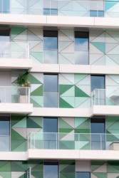 Bytový dům ve Francii s fasádou, kombinující kontaktní zateplovací systém StoTherm Classic, předsazený provětrávaný zateplovací systém StoVentec Glass, složený ze skleněných panelů různých tvarů a bílý fasádní povrch StoSignature.