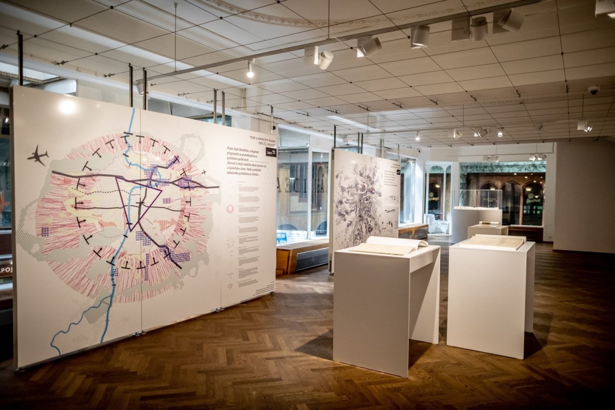 Expozice výstavy Ideální Velká/ Malá Praha, 1919/ 2019 v Galerii Lucerna.