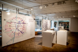 Expozice výstavy Ideální Velká/ Malá Praha, 1919/ 2019 v Galerii Lucerna.