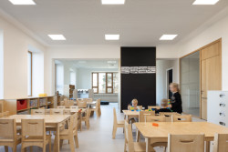 Rekonstrukce mateřské školy Polánka, ateliér CL3: Hlavní prostor školky je zde rozdělený na dvě části – hernu a učebnu