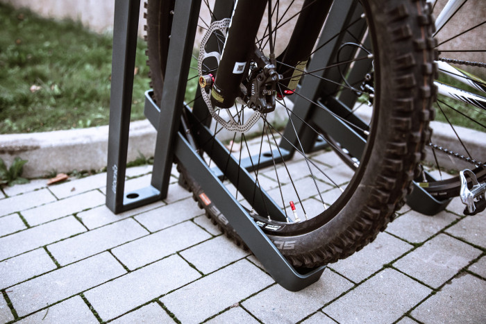 Díky inteligentní geometrii s tříbodovou opěrnou fixací je přední nebo zadní kolo drženo ve svislé poloze, což zajišťuje vysokou stabilitu a chrání brzdové kotouče, rám i výplet kola před poškozením. (Cyklostojan IKS od Urbania)
