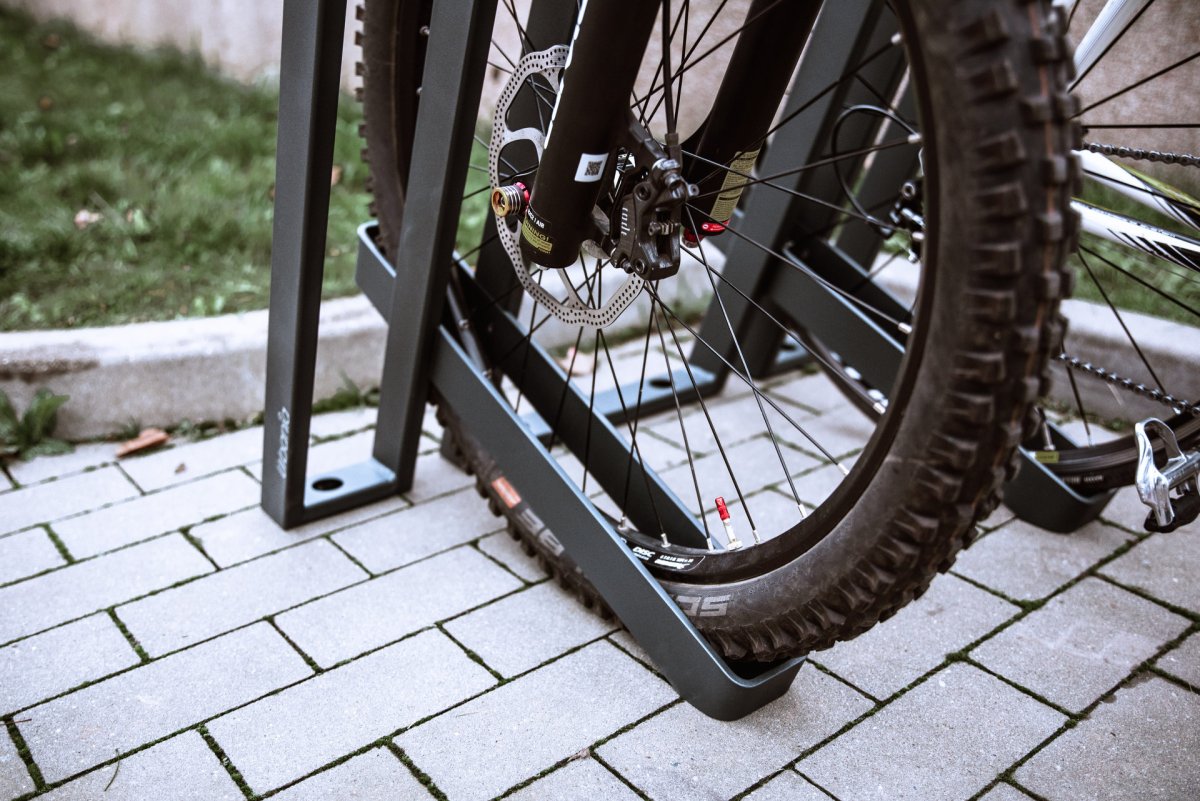 Díky inteligentní geometrii s tříbodovou opěrnou fixací je přední nebo zadní kolo drženo ve svislé poloze, což zajišťuje vysokou stabilitu a chrání brzdové kotouče, rám i výplet kola před poškozením. (Cyklostojan IKS od Urbania)