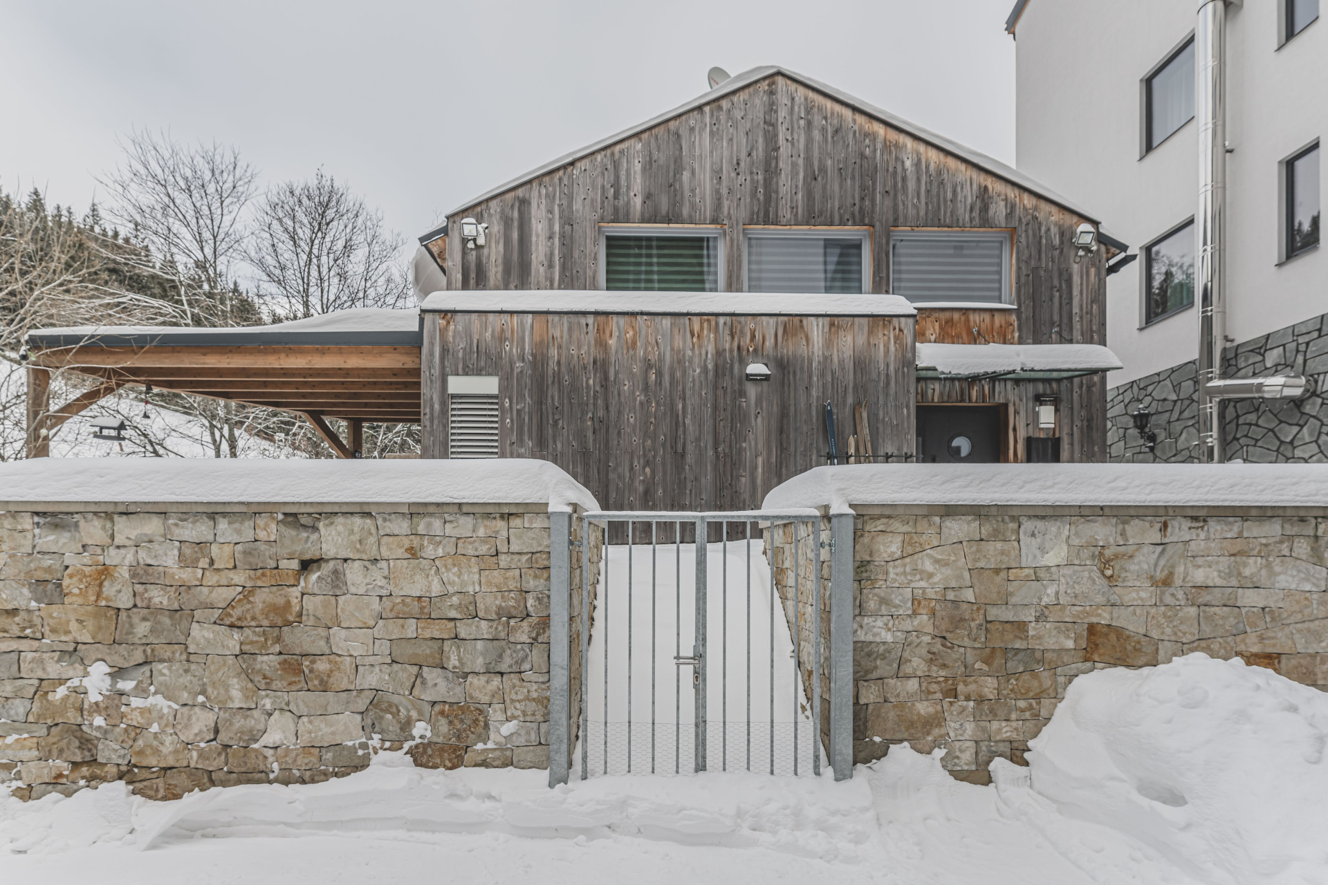 Studio Gebas realizovalo v Peci pod Sněžkou Hotel Zelený potok zahalený do dřeva.