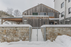 Studio Gebas realizovalo v Peci pod Sněžkou Hotel Zelený potok zahalený do dřeva.