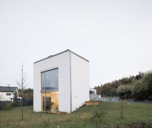 Charisma domu vytváří velké prosklení na čelní fasádě. (Rodinný dům nedaleko Olomouce, studio Malý Chmel)