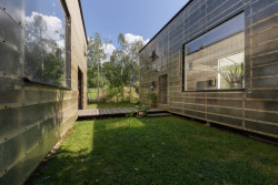 Rok 2023: Dříve obyvatelé zenových domů každou letní sezónu vytáhli stínicí plachty; meziprostor dokonce občasně sloužil jako venkovní kino, nicméně v poslední době už na tyto aktivity není tolik energie