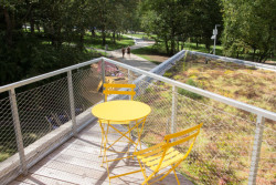 Má také pobytovou střechu, na které se dá posedět a shlížet na park. (Park Střed v Mostě, Rehwaldt Landscape Architects + Atelier Hoffman)