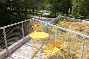 Má také pobytovou střechu, na které se dá posedět a shlížet na park. (Park Střed v Mostě, Rehwaldt Landscape Architects + Atelier Hoffman)