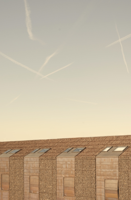 Šest řadovek ve starobyle stodole v Sesto San Giovanni