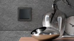 Použitím pravé břidlice činí z každého rámečku originální designový kousek stejně, jako je tomu u břidlicových stěnových obkladů; Busch-Axcent®