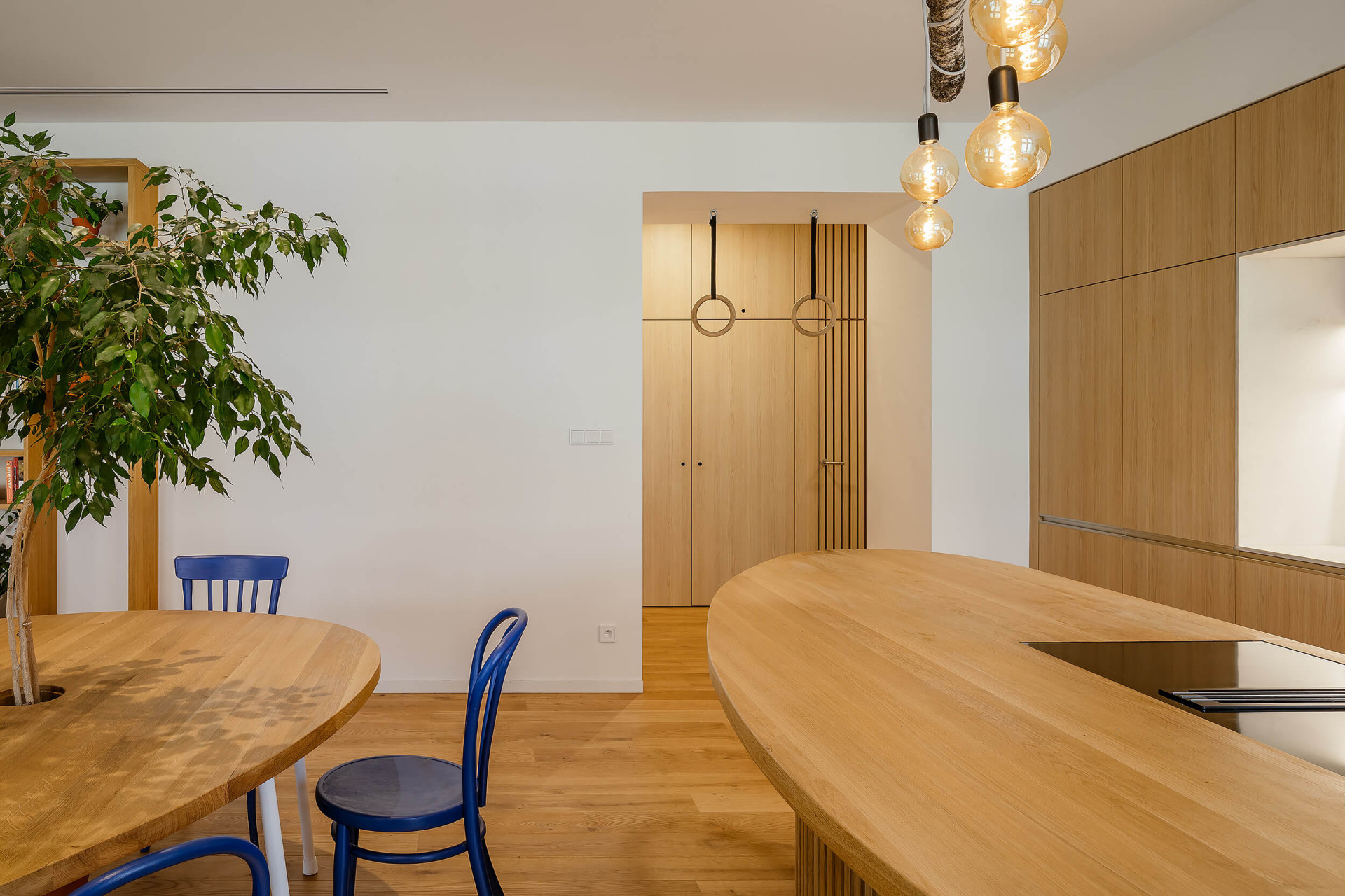 Byt v Praze-Vinohradech, Archistroj a Atelier HORIZONT: Výsledek kombinuje několik inspiračních vlivů – japonskou estetiku, parametrický design a české výrobky