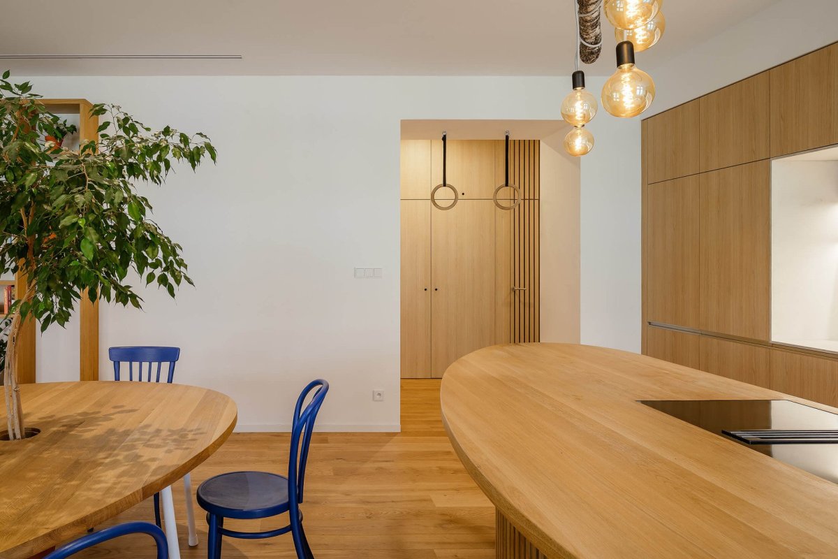 Byt v Praze-Vinohradech, Archistroj a Atelier HORIZONT: Výsledek kombinuje několik inspiračních vlivů – japonskou estetiku, parametrický design a české výrobky