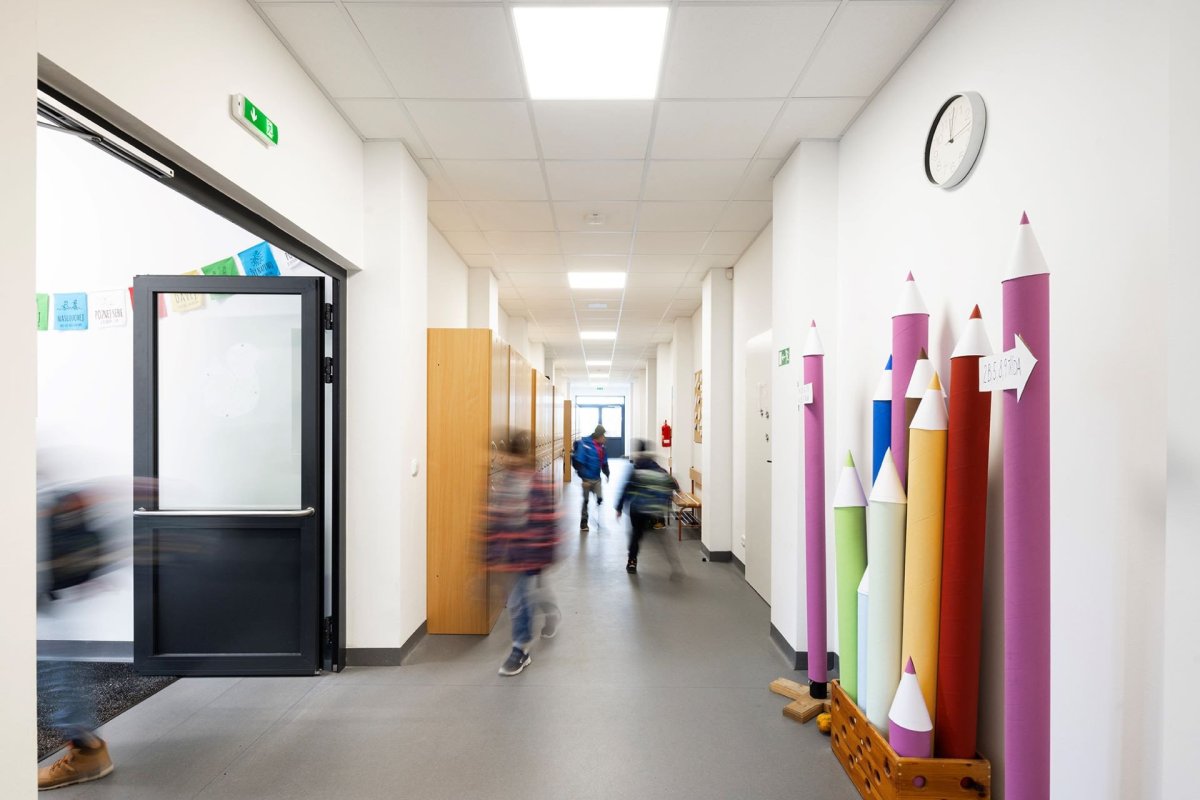 Se stěhováním i poslední výzdobou pomáhali studenti vyšších tříd. Kluci stěhovali a holky například vytvářely ukazatele pro lepší orientaci pro první školní dny.