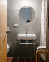 Jaromír Krobot navrhl interiér bytu, ve kterém dominují přiznané pálené cihly, beton a hrubé omítky