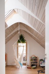 Ateliér Martin Neruda Architektura zrekonstruoval vyhořelý rodinný dům na pražské Zbraslavi