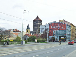 Nedořešené předmostí Štefánikova mostu před demolicí neorenesančního domu