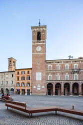 Pomyslnou stuhou táhnoucí se náměstím se stala atypická sestava laviček Woody