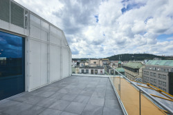 Hliníkové profily, sklo, barevnost, vše muselo v rozumné míře vyhovět zachování architektonického záměru původních architektů.