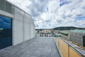 Hliníkové profily, sklo, barevnost, vše muselo v rozumné míře vyhovět zachování architektonického záměru původních architektů.