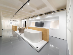Nové koupelnové studio Hub in Bath v Karlíně vzniklo spojením čtyř výrobců sanitárních produktů.