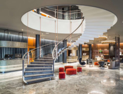 Hotelové lobby v dnešní podobě.