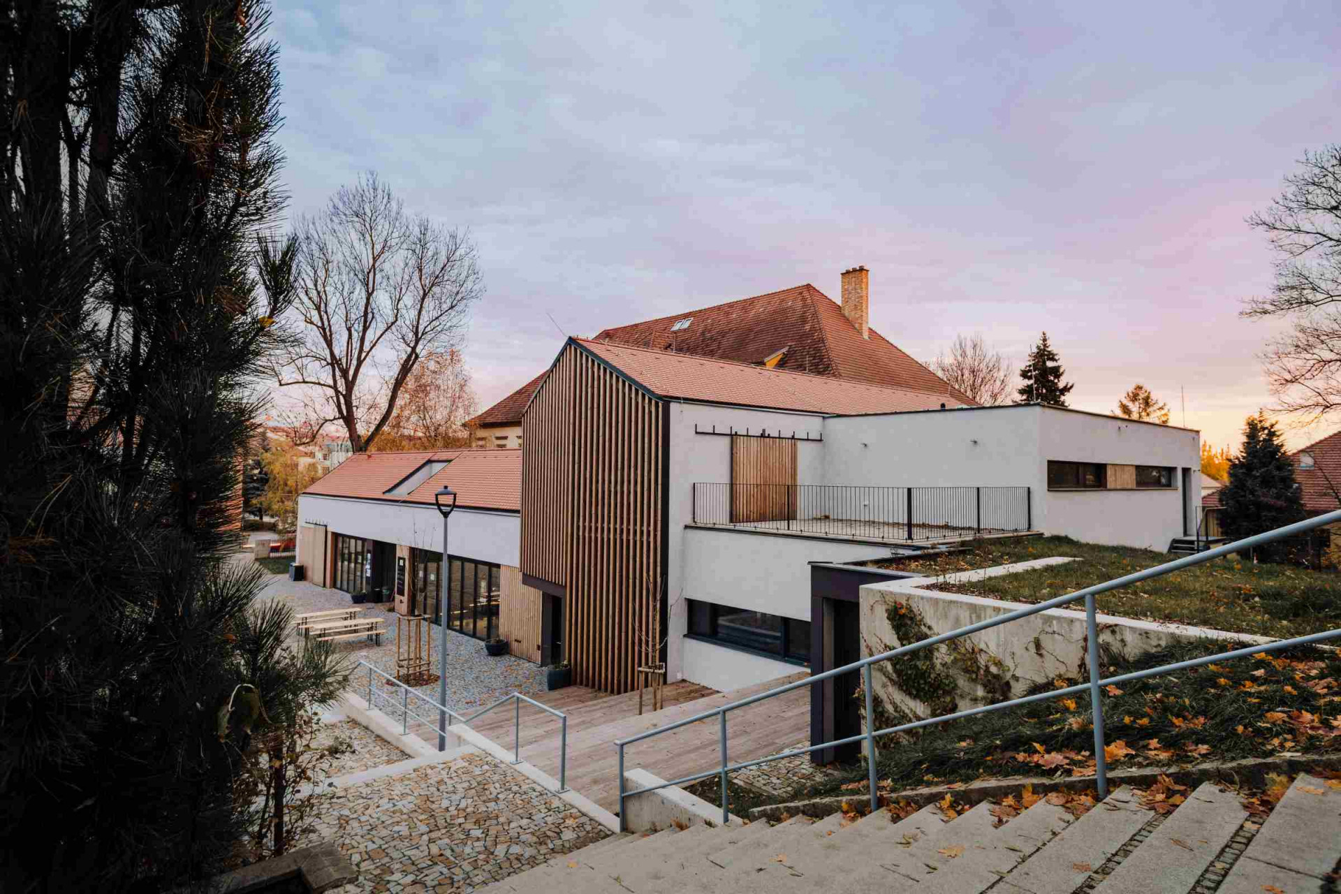 Budova knihovny s restaurací ve Šlapanicích od Milana Podroužka a spoluautorů