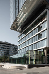 Na místě brněnského brownfieldu Vlněna vyrostl kancelářský komplex. Studio acht zde postavilo patnáctipodlažní prosklenou budovu s označením I.