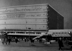 Dobový snímek nově dokončeného domu Centrum v Berlíně.