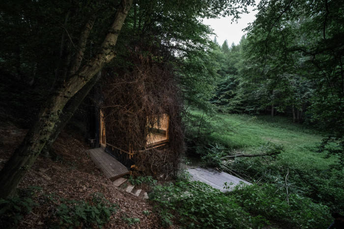 Rošťák je malá dřevostavba o rozloze 14 m². Má tři části – saunu, spací patro a relaxační část.