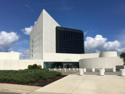 JFK Presidential Library v Bostonu, I.M. Pei 1979