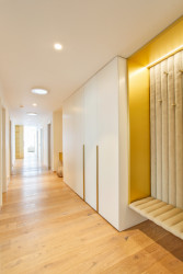 Kombinace bílé a zlaté působí harmonicky a dodává místu punc luxusu.