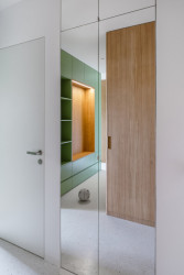 Zrcadla rozsvěcují a opticky zvětšují chodbu. (Nová dispozice bytu na Vinohradech; Architéka)