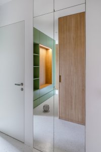 Zrcadla rozsvěcují a opticky zvětšují chodbu. (Nová dispozice bytu na Vinohradech; Architéka)