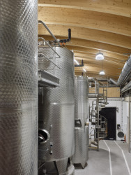 Jakub Cigler Architekti proměnili bývalý areál JZD na zážitkové vinařství s ubytováním