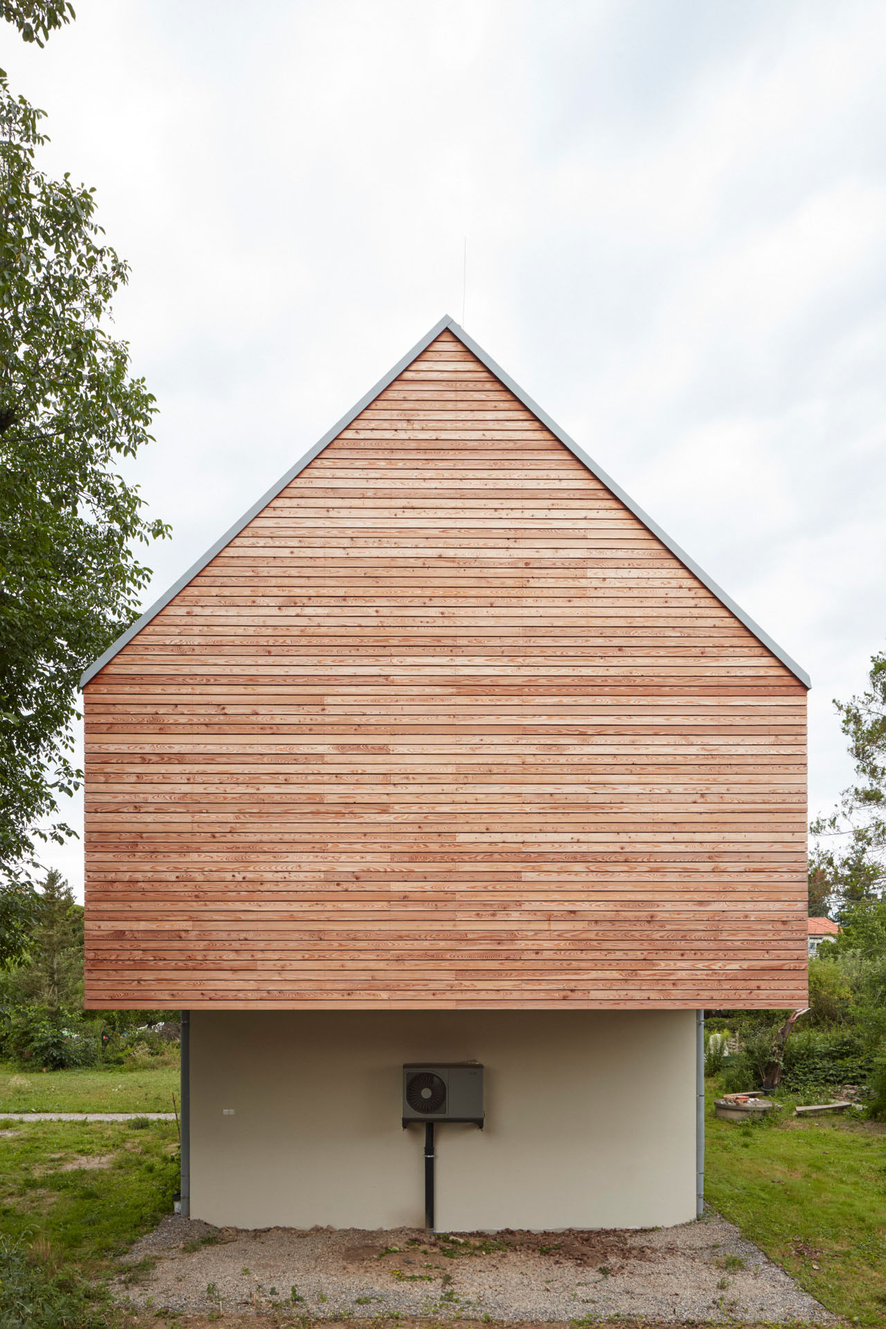 Celé obytné patro je obložené dřevěným obkladem v exteriéru. (Rodinný dům v Řevnicích, 0,5 studio)