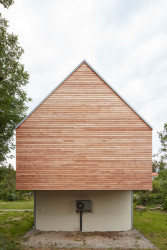 Celé obytné patro je obložené dřevěným obkladem v exteriéru. (Rodinný dům v Řevnicích, 0,5 studio)