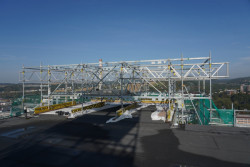 Baťův mrakodrap ve Zlíně se dočkal nové fasády. Lešení pro rekonstrukci dodala společnost PERI.