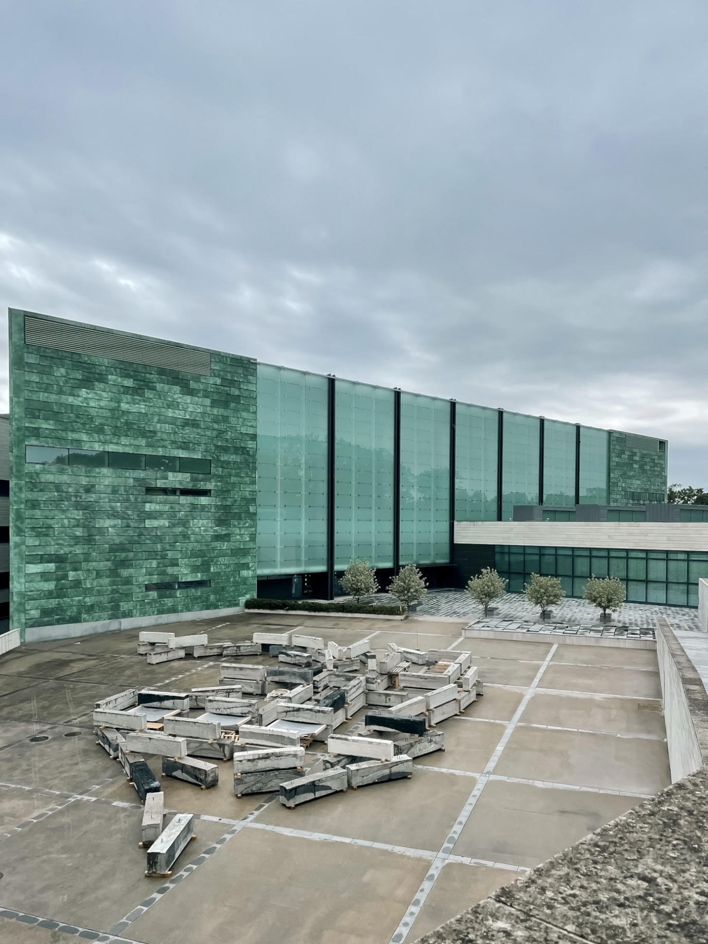 Muzeum umění v Tallinnu, estonsky Kunstimuuseum čili KUMU přináší expozici estonského umění od 18. století do dneška plus dočasné výstavy. Nachází se v parku Kadriorg nedaleko historického centra – což je ale v pouze půlmilionovém Tallinnu téměř vše.