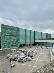 Muzeum umění v Tallinnu, estonsky Kunstimuuseum čili KUMU přináší expozici estonského umění od 18. století do dneška plus dočasné výstavy. Nachází se v parku Kadriorg nedaleko historického centra – což je ale v pouze půlmilionovém Tallinnu téměř vše.