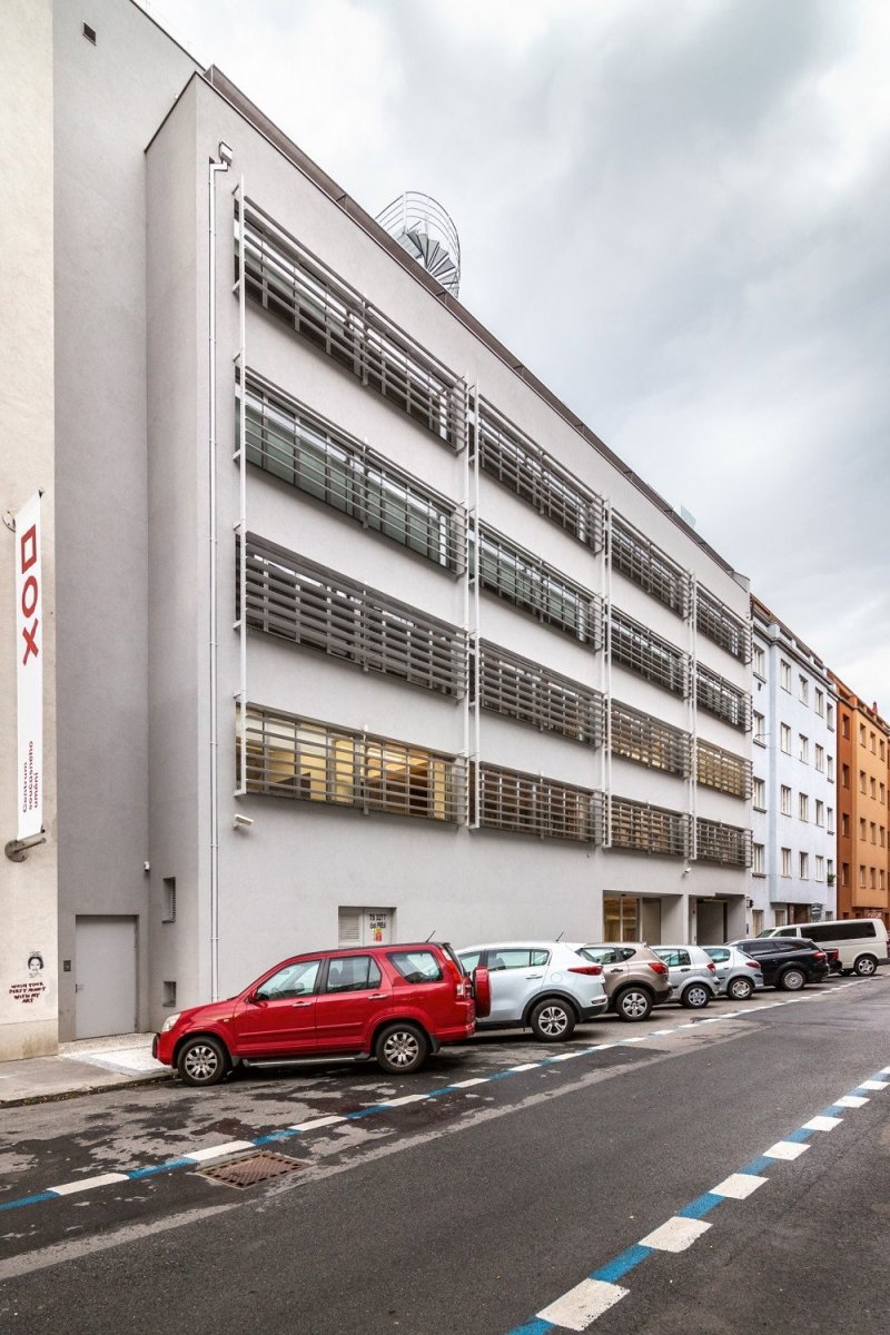 Zrekonstruovaná administrativní budova DOX+, sídlo soukromé školy ARCHIP, Petr Hájek ARCHITEKTI