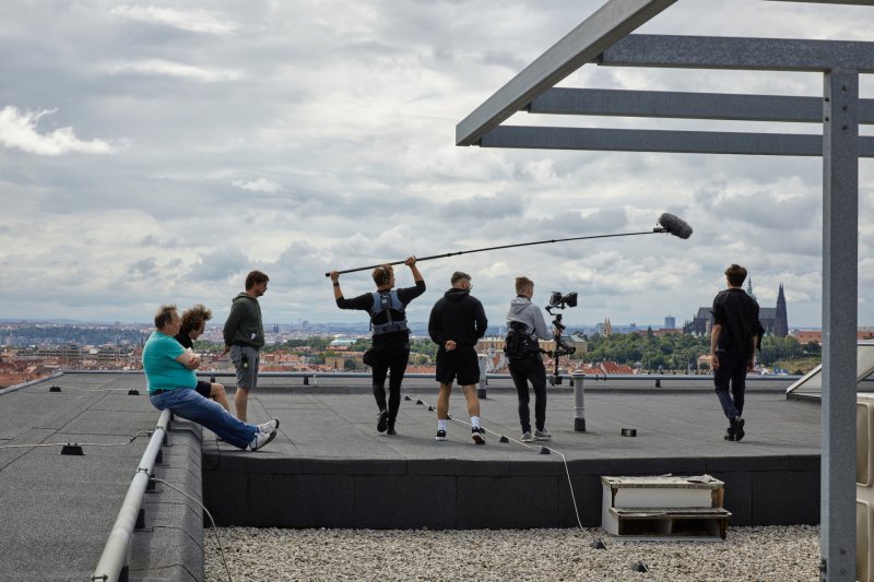 Záběr z natáčení filmu (vpravo architekt Vojtěch Sosna)
