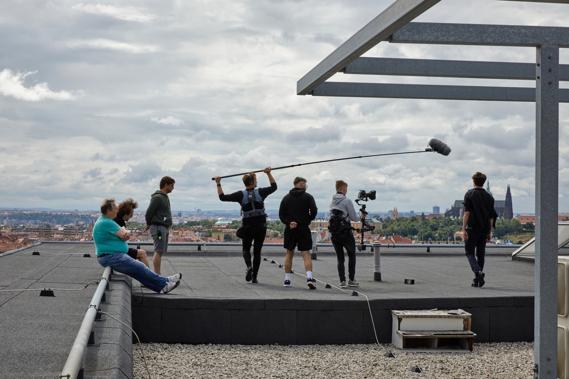 Záběr z natáčení filmu (vpravo architekt Vojtěch Sosna)
