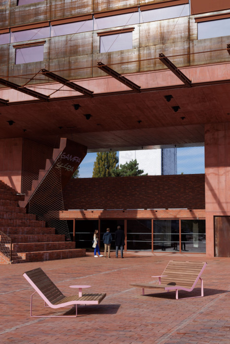 Lehátka z kolekce I od Egoé oživily veřejný prostor Automatických mlýnů v Pardubicích.