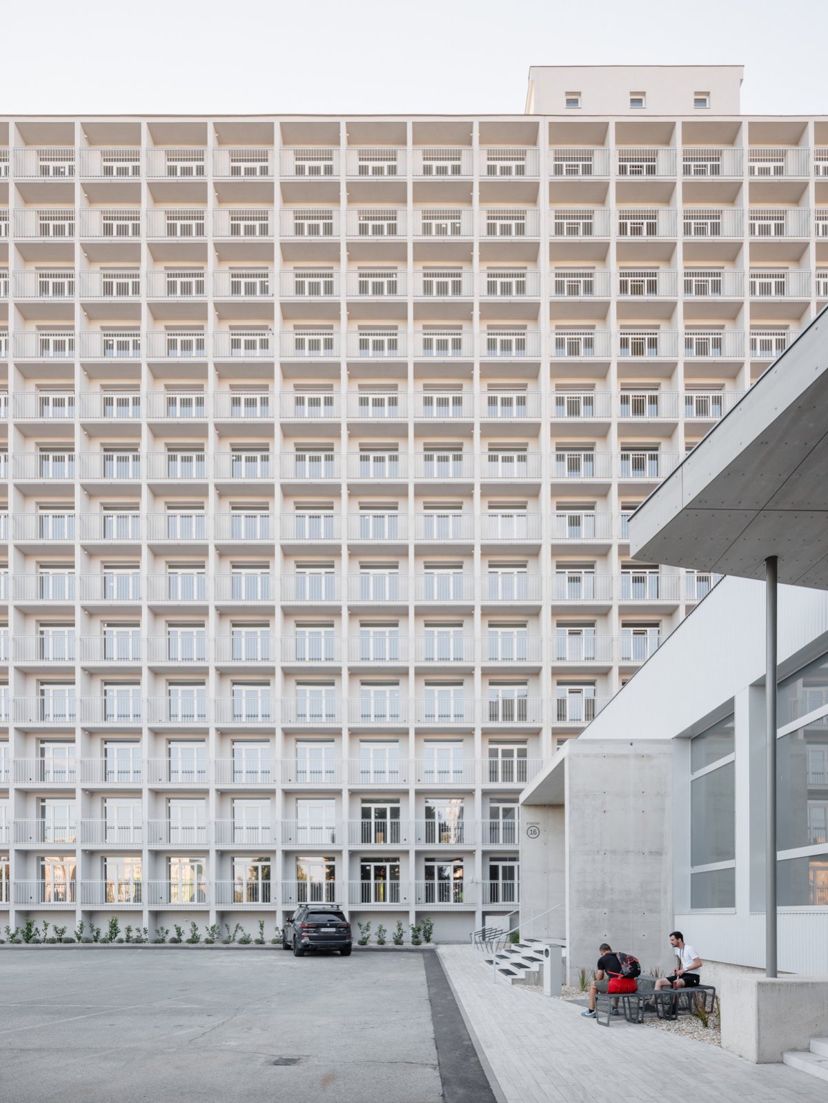 13 pater, v každém 22 bytů propsaných na fasádu. (Rekonstrukce ubytovny v Košicích; Atrium Architekti)
