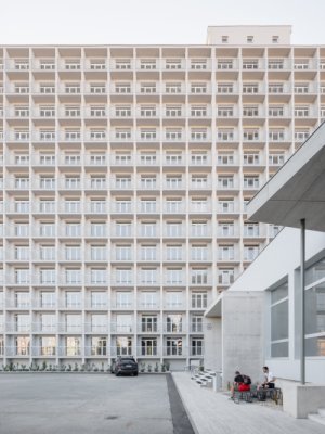 13 pater, v každém 22 bytů propsaných na fasádu. (Rekonstrukce ubytovny v Košicích; Atrium Architekti)