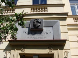 Ladislav Šaloun, pamětní deska s plaketou básníka Dyka – foto